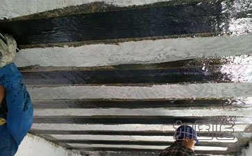 碳纤维处理楼板裂缝的图片